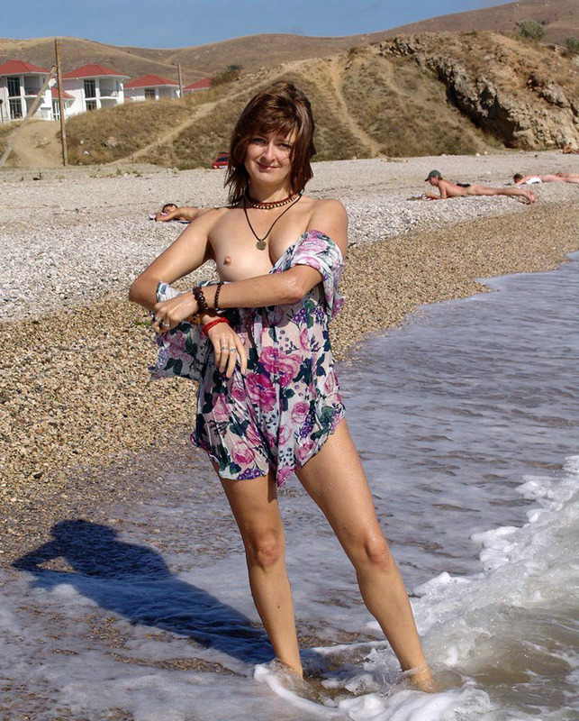 Соблазнительная богиня красуется на берегу моря 14 фотография