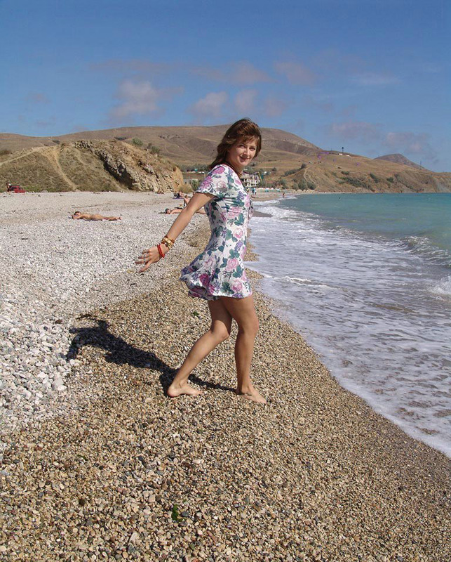 Соблазнительная богиня красуется на берегу моря 3 фотография