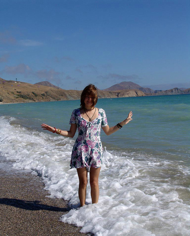 Соблазнительная богиня красуется на берегу моря 5 фотография