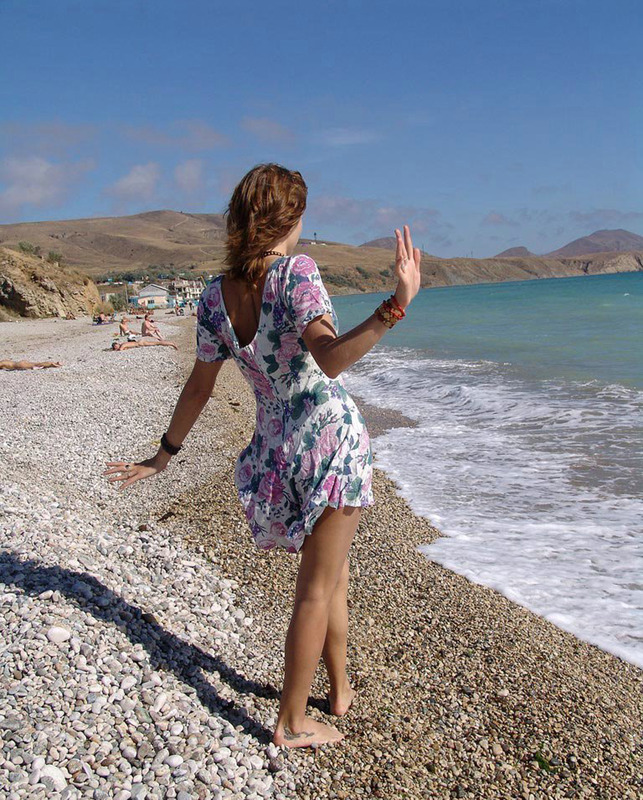 Соблазнительная богиня красуется на берегу моря 9 фотография