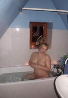 Очаровательная толстушка намылила в ванной большие сиськи 11 фото