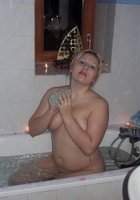 Очаровательная толстушка намылила в ванной большие сиськи 10 фото