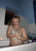 Очаровательная толстушка намылила в ванной большие сиськи 7 фото