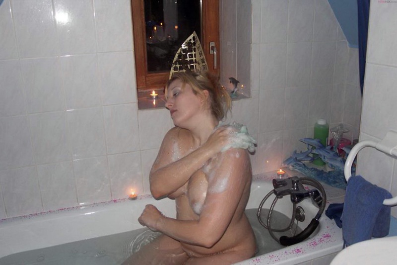 Очаровательная толстушка намылила в ванной большие сиськи 9 фотография