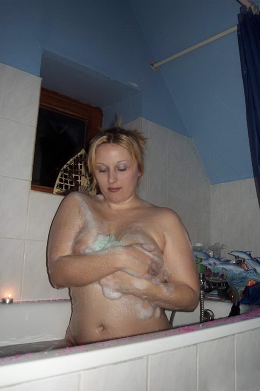 Очаровательная толстушка намылила в ванной большие сиськи 7 фотография