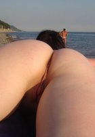 Сорокалетняя сучка отдыхает у моря без купальника 11 фото
