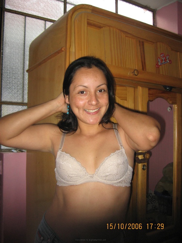 43 летняя мамка без лифчика села на кровать 7 фотография