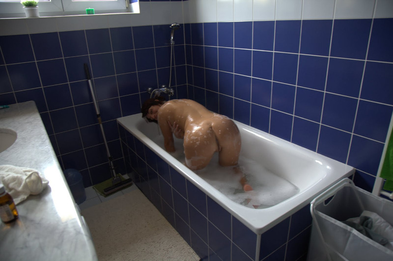 Сучка с большими титьками отмывает тело в ванной 8 фотография