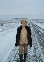 Клевая бабулька вышла зимой на улицу только в чулках 6 фотография