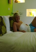 Зрелая блондинка в спальне светит маленькими сиськами 14 фото