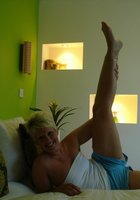 Зрелая блондинка в спальне светит маленькими сиськами 8 фотография