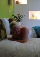 Зрелая блондинка в спальне светит маленькими сиськами 11 фото