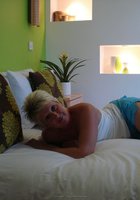 Зрелая блондинка в спальне светит маленькими сиськами 10 фото