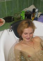 Зрелая стерва купается в ванной 4 фотография