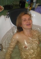 Зрелая стерва купается в ванной 3 фотография
