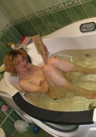 Зрелая стерва купается в ванной 14 фото