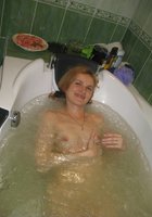 Зрелая стерва купается в ванной 6 фото