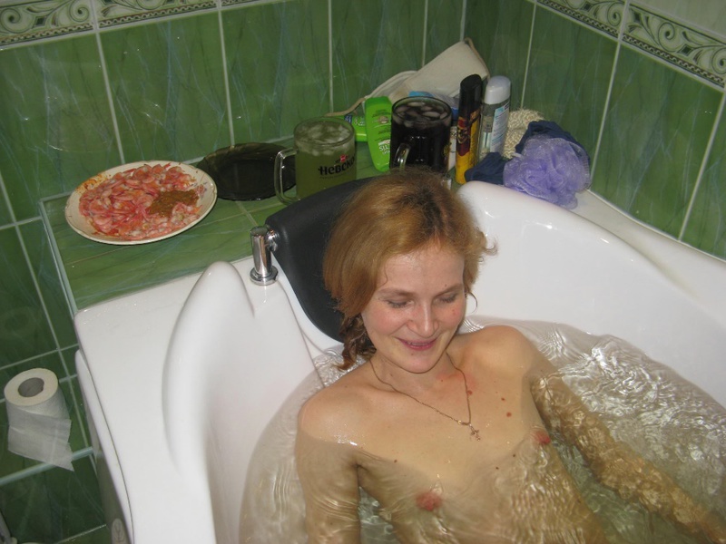 Зрелая стерва купается в ванной 4 фотография