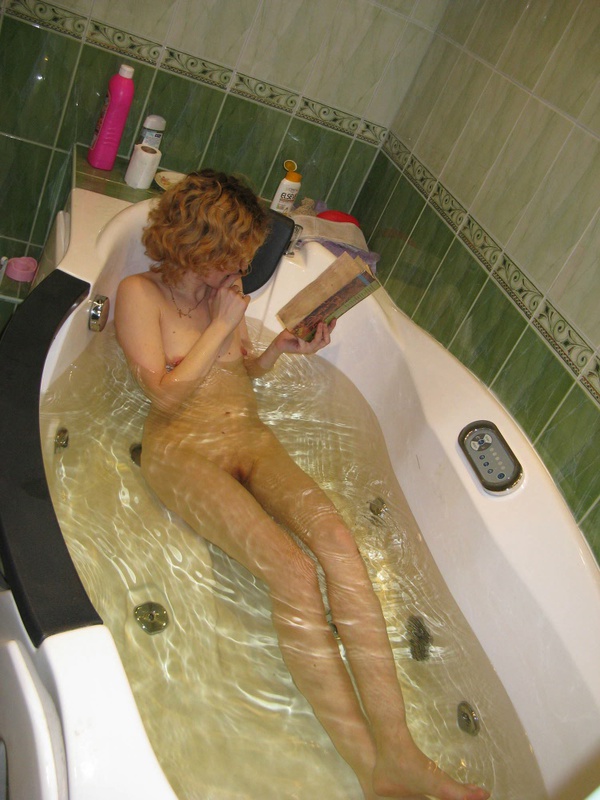 Зрелая стерва купается в ванной 15 фотография