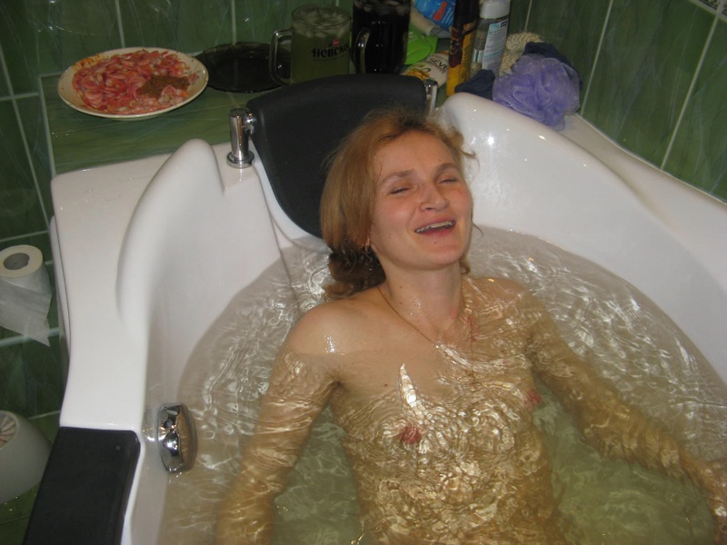 Зрелая стерва купается в ванной 3 фотография