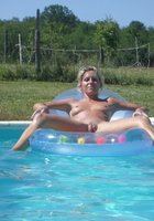 37 летняя дама светит пирсингом в киске возле бассейна 17 фотография