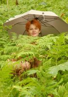 Голая рыжуха во время дождя пришла в лес с зонтом 2 фотография