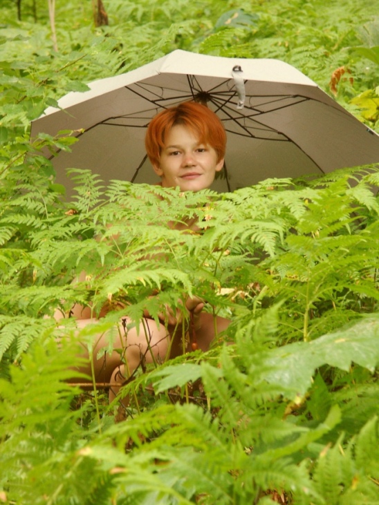 Голая рыжуха во время дождя пришла в лес с зонтом 2 фотография