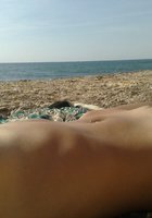 Худая шалашовка без белья лежит на пляже 9 фотография