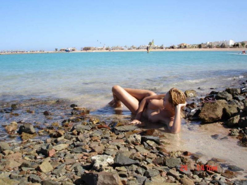 Голая блонда отдыхает в Египте 5 фотография