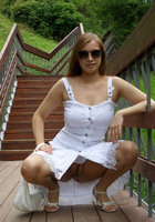 Стоя на мостике сисястая леди расстегнула белый сарафан 7 фотография