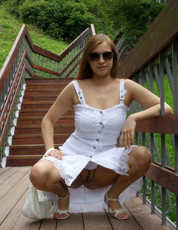 Стоя на мостике сисястая леди расстегнула белый сарафан 7 фотография