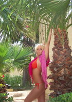 Фигуристая блондинка на свежем воздухе кайфует в нижнем белье 1 фото