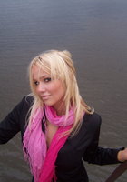 Фигуристая блондинка на свежем воздухе кайфует в нижнем белье 7 фото