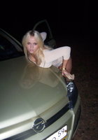 Фигуристая блондинка на свежем воздухе кайфует в нижнем белье 12 фото