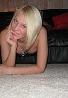 Блондинка на кожаном диване устроила показ гениталий 11 фотография