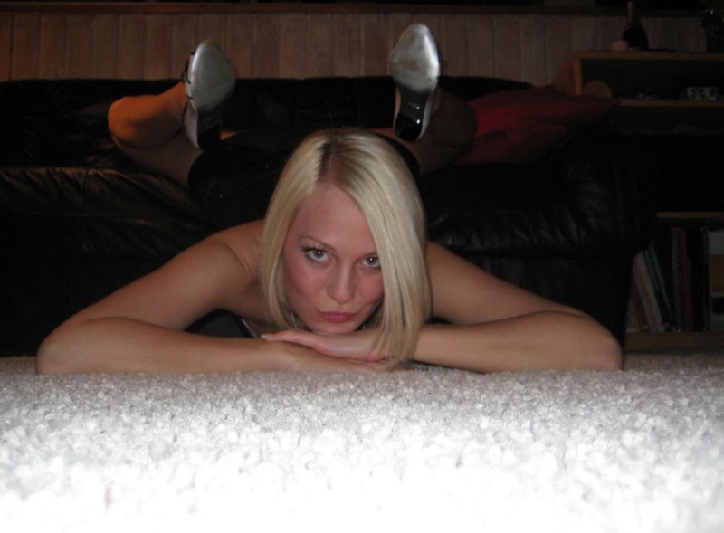 Блондинка на кожаном диване устроила показ гениталий 9 фотография