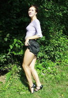 Возле леса соблазнительница сняла с себя юбку 2 фото