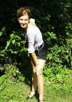 Возле леса соблазнительница сняла с себя юбку 1 фото