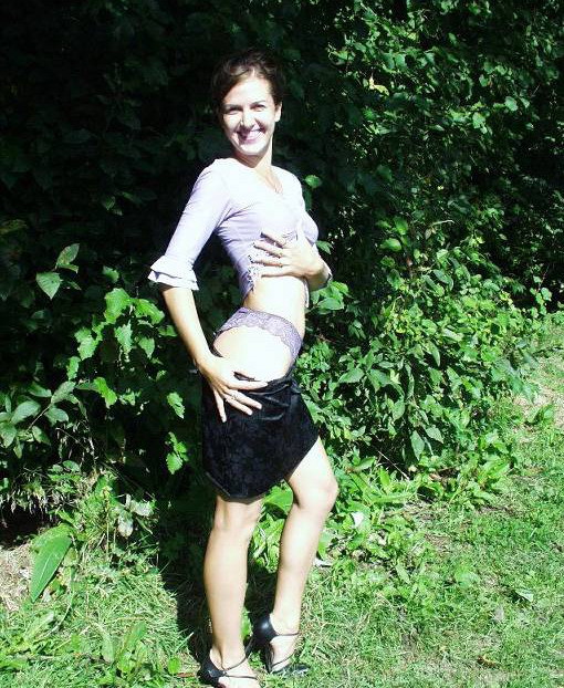 Возле леса соблазнительница сняла с себя юбку 3 фотография
