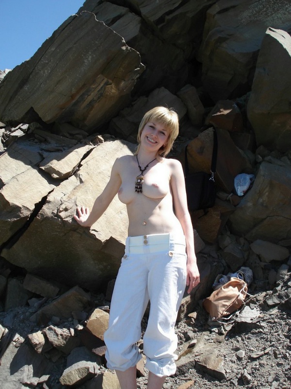 Развратная блондинка Алена загорает на скалистом берегу 2 фотография