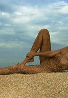 Развратная блондинка показывает прелести на море 12 фото