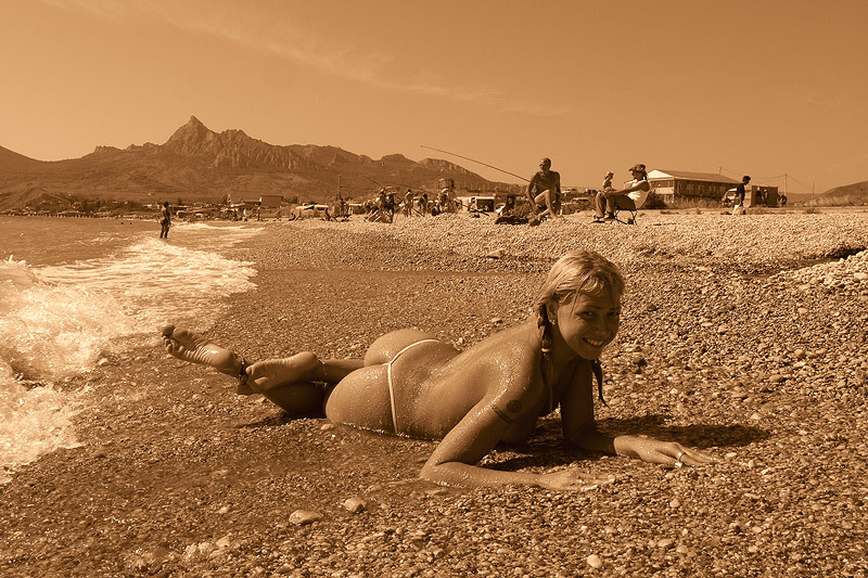 Развратная блондинка показывает прелести на море 9 фотография