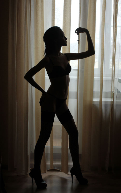 Сексуальная брюнетка позирует в нижнем белье на съемной квартире 6 фотография