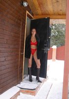 Сибирячка в красном белье вышла в заснеженный двор 14 фотография