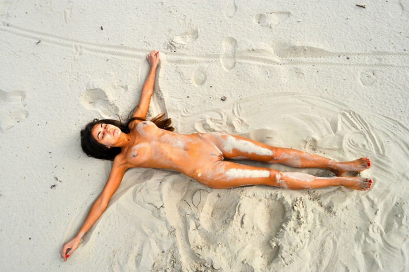 Прекрасная развратница обожает отдыхать на пляже без купальника 12 фотография