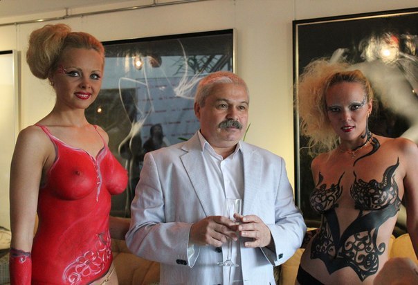 Московские леди не прочь раздеться в ночном клубе 9 фотография