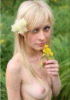 Деревенская блондиночка выставила напоказ свои прелести в поле 10 фото