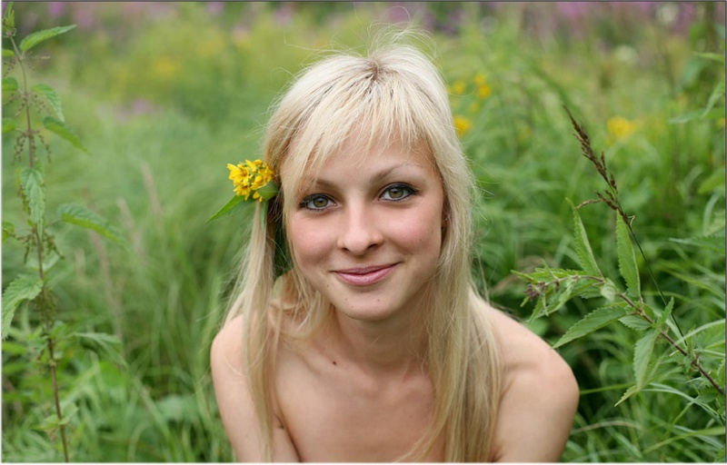 Деревенская блондиночка выставила напоказ свои прелести в поле 1 фотография