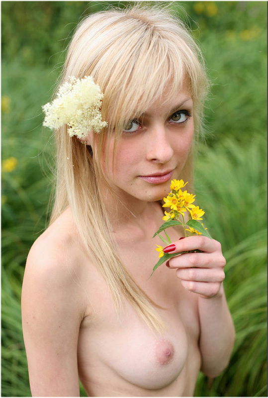 Деревенская блондиночка выставила напоказ свои прелести в поле 10 фотография