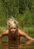 Голая нимфа купается в лесном озере 3 фото